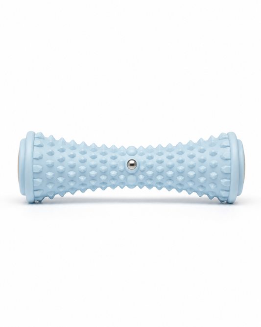 Rouleau de massage pour pieds bleu vu de face, couvert de picots