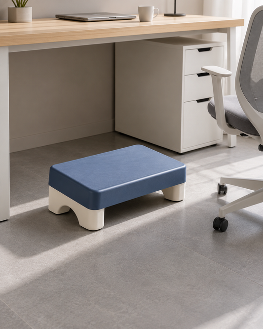 Repose-pieds bleu et blanc à quatre pieds, posé sous un bureau
