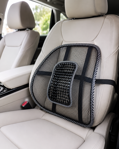 Support lombaire en résille noire avec perles de massage, installé sur un siège de voiture