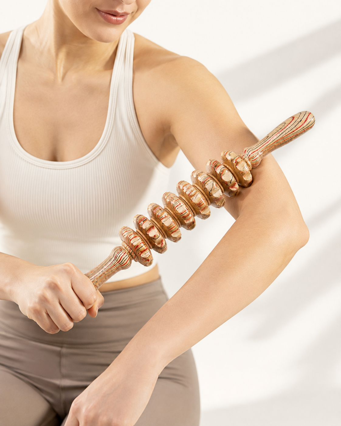 Bâton de massage roulé sur l'avant-bras