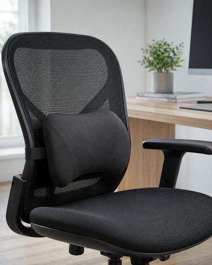 Petit coussin lombaire noir en mousse à mémoire de forme fixé au dossier d'une chaise