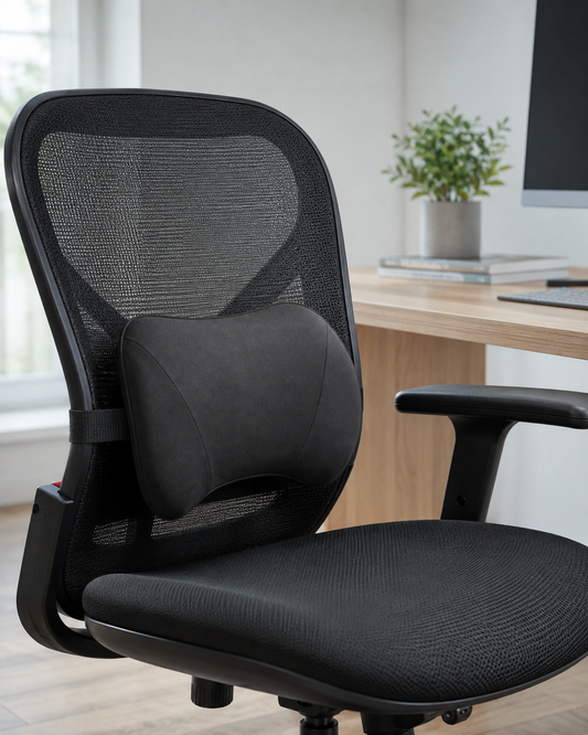 Petit coussin lombaire noir en mousse à mémoire de forme fixé au dossier d'une chaise