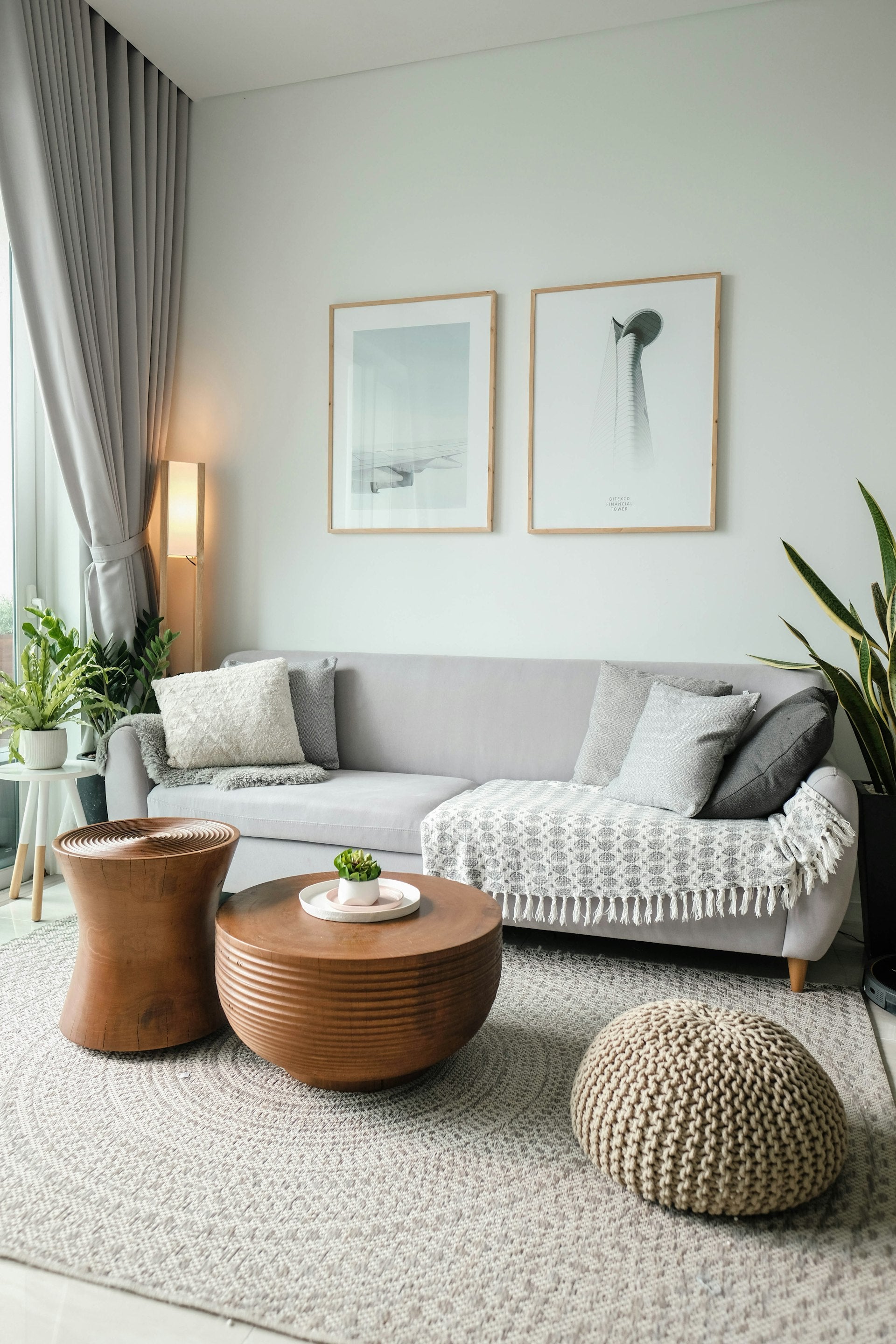 ErgoMaison - Salon confortable avec grande fenêtre